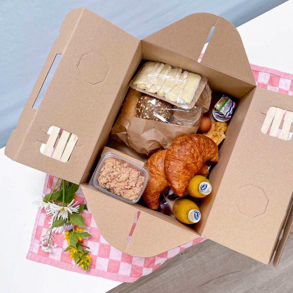 Gevulde-picknickmand-in-kartonnen-doos-bericht-handvat